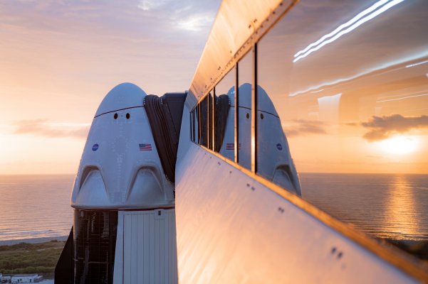 SpaceX, gemideki insanlarla ilk uzay aracını piyasaya sürerken canlı izleyin