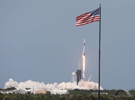 SpaceX başarılı ilk insan uzay lansmanı ile tarih yazıyor