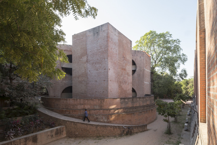 Hindistan Yönetim Enstitüsü Yurtları / Louis Kahn. Resim © Laurian Ghinitoiu